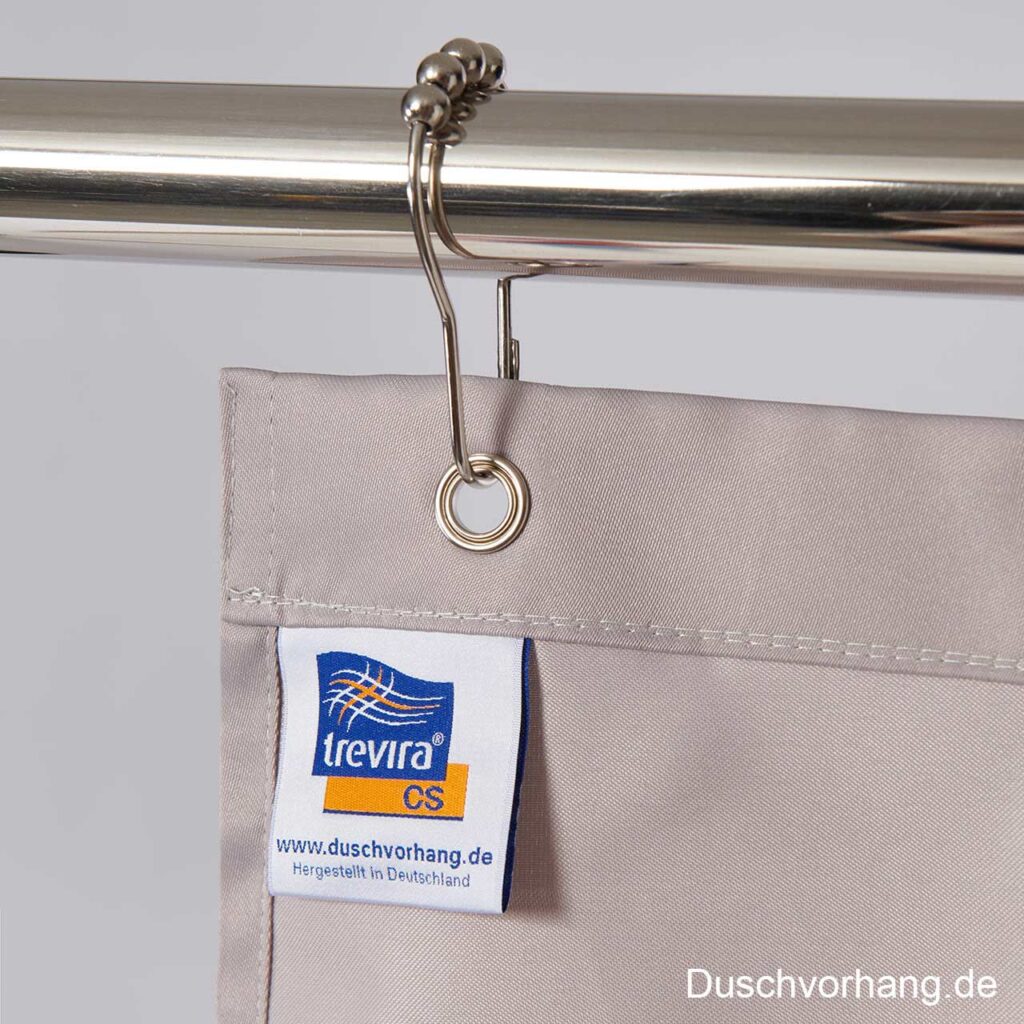 Duschvorhang mit Öse und Befestigungsring an Duschvorhangstange