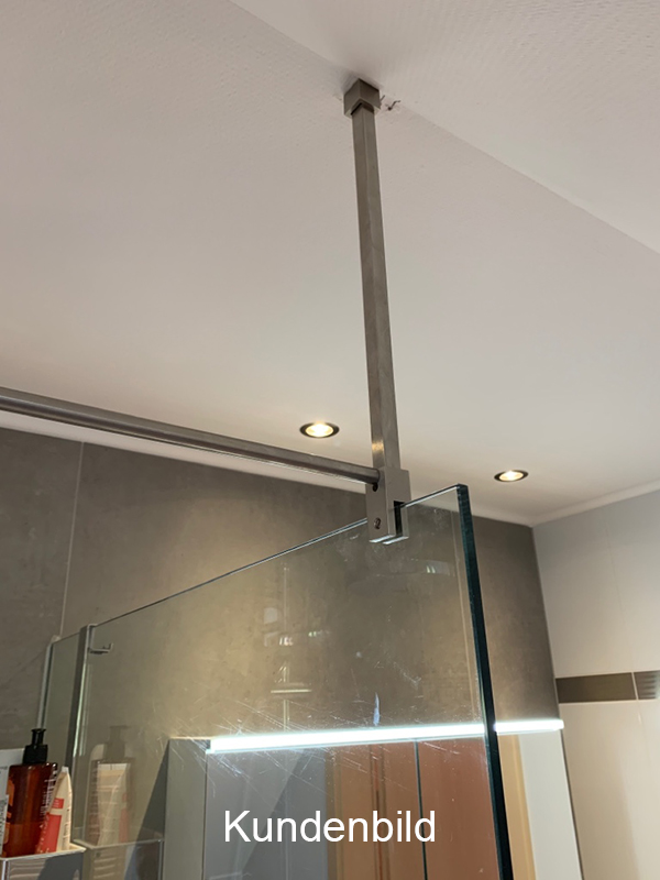 Moderne Walk-in-Dusche mit Glaswand und einem Textil-Duschvorhang an der Stabilisierungsstange