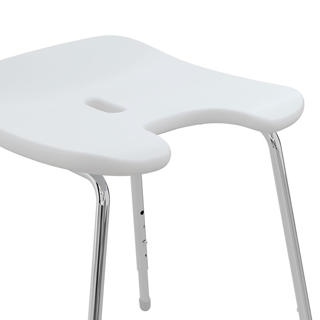 HEWI Duschhocker – Hygienische Sitzfläche mit Wasserablauf Sitzfläche des HEWI Duschhockers Basic mit Hygieneausschnitt und Wasserablauf für maximalen Komfort und einfache Reinigung in Bad und Dusche..