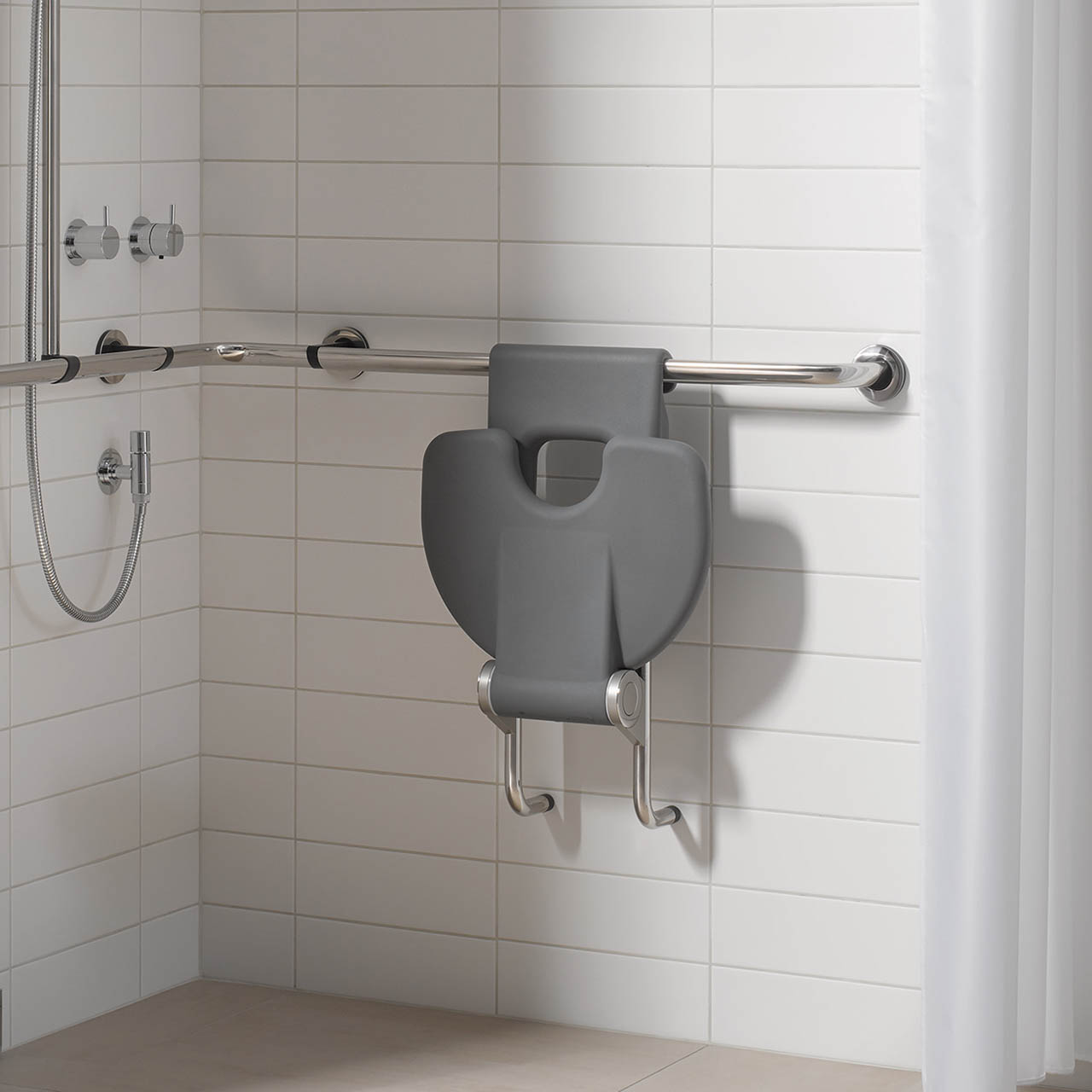 Duschklappsitz als Duschstuhl - mit Rückenlehne und Armlehne - ErgoSystem E300 Duschklappsitz als Duschstuhl - mit Rückenlehne und Armlehne - ErgoSystem E300